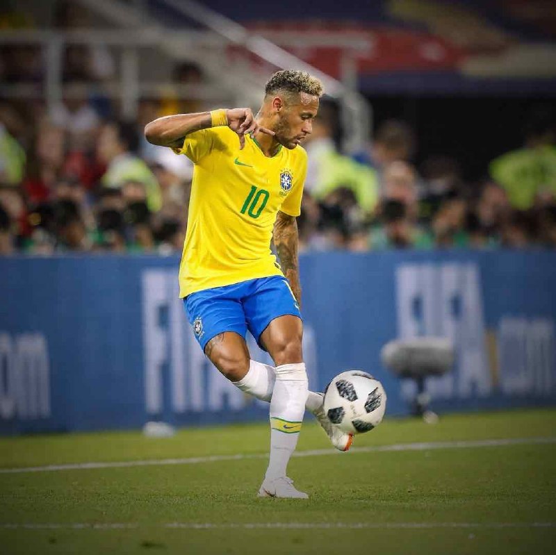 Neymar skillful ball control on the receive